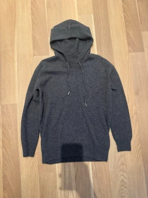 Mörkgrå stickad Hoodie - Stickad Grå kofta helt oanvänd 