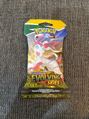 Pokémon - Pokémon evolving skies - booster pack. Helt oöppnat. 