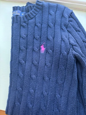 Ralph lauren tröja marinblå  - marinblå Ralph lauren tröja i strl Xs. Jättefin men kommer inte till användning🥹Vet ej om den är äkta eftersom den är köpt begagnad😃skriv om frågor prisförslag m.m