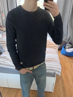 Mörkblå stickad tröja  - Mörkblå stickad tröja från Selected Homme | Storlek M men kan nog passa S | Mycket bra skick✅|