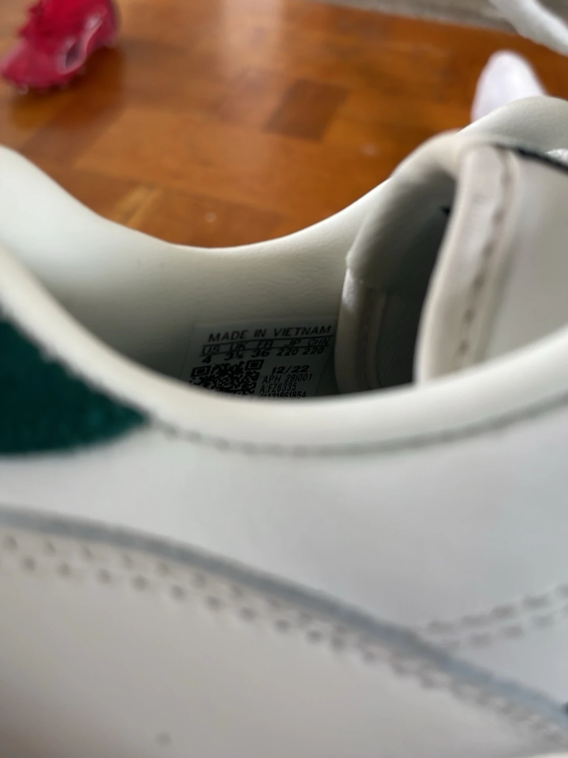 Vita Adidas sneakers med gröna ränder - 1