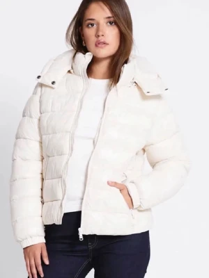 Vit pufferjacka med huva - Säljer en snygg vit pufferjacka med huva och dragkedja framtill. Jackan har quiltad design, två sidofickor och elastiska muddar vid ärmsluten. Perfekt för kalla dagar när du vill hålla dig varm och stilren.