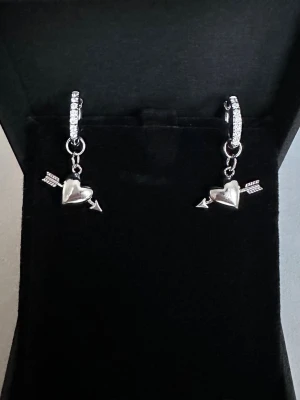 Arrow heart earrings  - Örhängena är aldrig använda och 100 % rost- och nickelfria. Hör gärna av dig om du har några frågor ☺️
