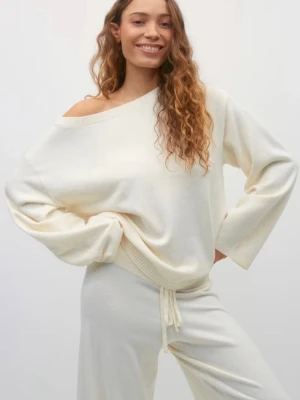Stickad offshoulder Gina  - Super snygg vit stickad halv offshoulder tröja från Gina, storlek xs. Fint skick! använd några enstaka gånger, har dock ett litet hål (se bild 3) absolut inget man tänker mycket på! Så skönt och mjukt material. Nypris 360 säljer direkt för 199kr via köp nu!😍😍