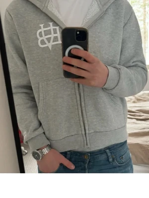 Bvaldi tröja - Tja! Säljer min feta zip up tröja från Bvaldi, han på bilden är 183 cm.🙌