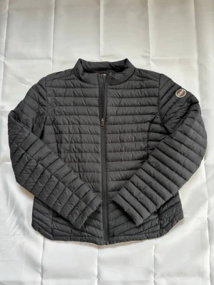 Svart dunjacka från Colmar - En väldigt fin och snygg colmar dunjacka! Perfekt nu till dig på våren där den kommer komma bra till användning. Skick 9/10 då den inte har någon defekt! Pris 699kr men kan diskuteras! Hör gärna av dig☺️🤩