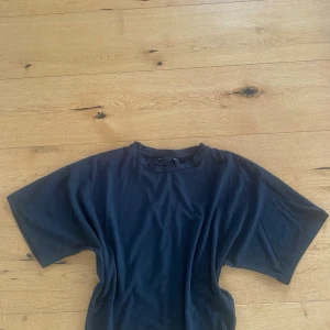 svart blus (vill väldigt gärna få såld!!) - svart blus från lager 157! hör av dig vid frågor💞