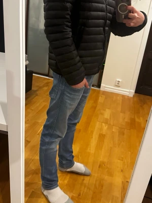 Colmar jacka - Svart dunjacka från Colmar i modell 1277 BYX, storlek 54 enligt Colmars egna storlek (något smal i passformen). Personen på bilden är cirka 180 cm som referens. Jackan är i mycket bra skick, förutom ett litet hål som knappt märks – sätter du på en svart laglapp (väldigt billigt) blir det i princip osynligt. Nypris ligger på 4799 kr. Måtten är: längd 66 cm, bröstvidd 57 cm och ärmlängd 65 cm. Det finns två lagade hål