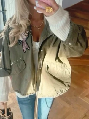 Fin jacka med broderad fågel - Pöpulär jacka, XS men passar M 💕