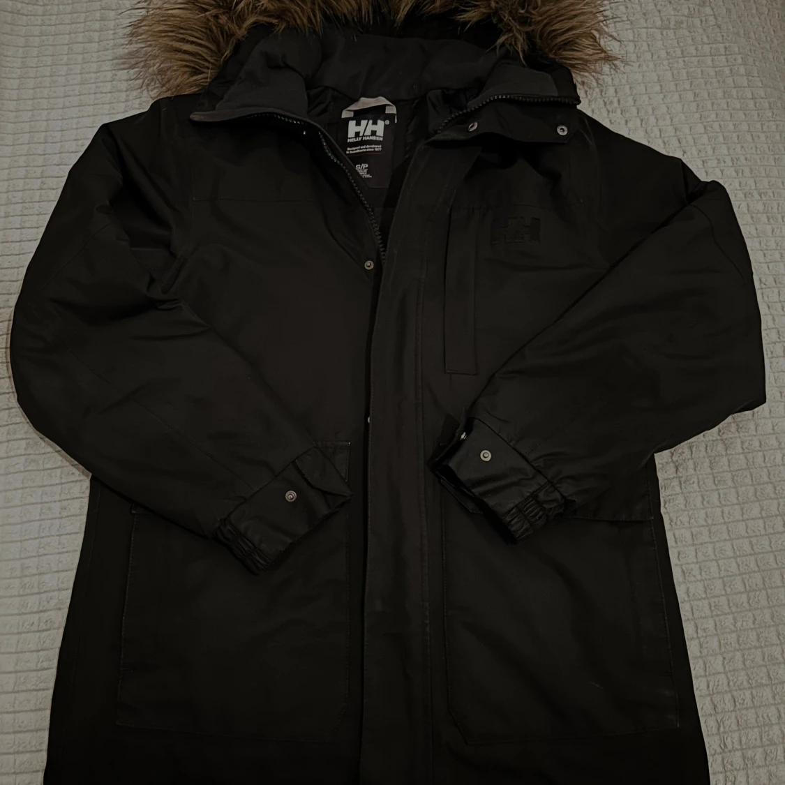 Svart parkajacka Helly Hansen S