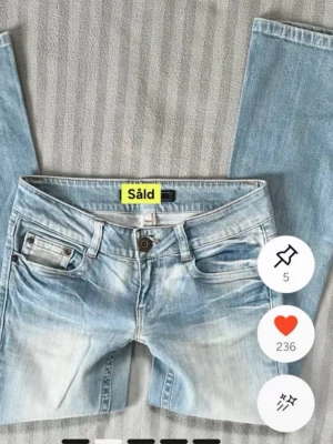 Ljusblå lowwaist jeans - Snygga ljusblå jeans med bootcut ben och coola detaljer framtill och baktill. Klassisk femficksmodell med bälteshällor och knappgylf. Jeansen har en avslappnad tvättad look och passar perfekt till en trendig vardagsstil. Midjemåttet är ca 37💓andvönt få gånger 