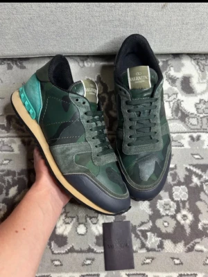 Valentino rockrunners  - Säljer ett par sjukt nice valentino rockrunners i en fet colourway. Dem är i ett mycket bra skick och är inte använda mycket alls✅. Dem är i stl 41 men passar också stl 42✅. Valentino kort ingår vid köpet✅Frågor? Kontakta mig✅ Allt gott, mvh Noah