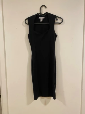 Klänning - Slutar runt knäna och är från nly trend