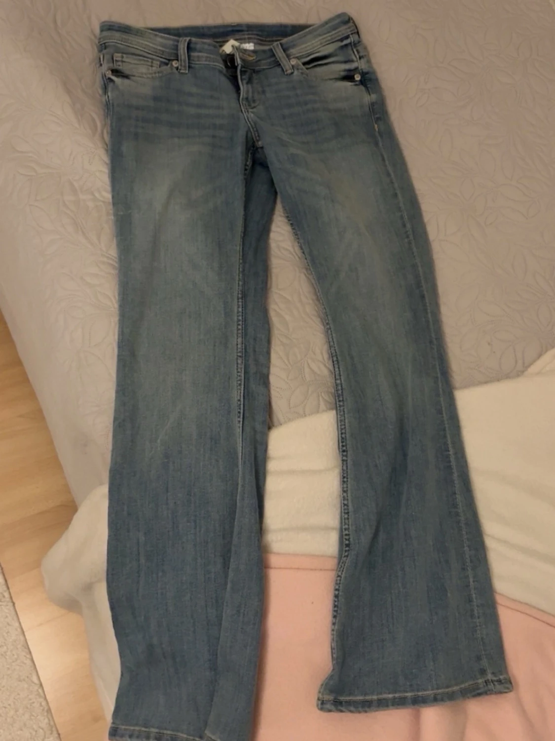 Ljusblå bootcut jeans från Divided