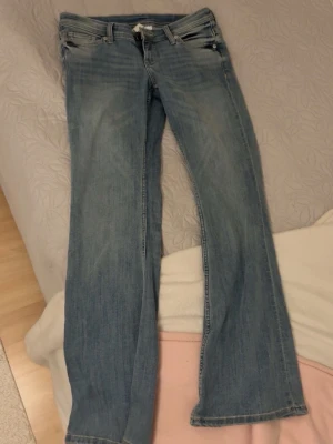 Ljusblå bootcut jeans från Divided - Säljer ett par ljusblå bootcut jeans från Divided by H&M. Skit snygga men för stora, storlek 40! Använda en gång