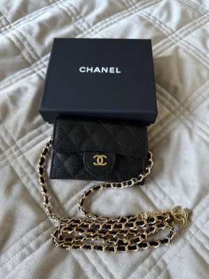 Svart mini väska  - Svart mini väska med guld detaljer 