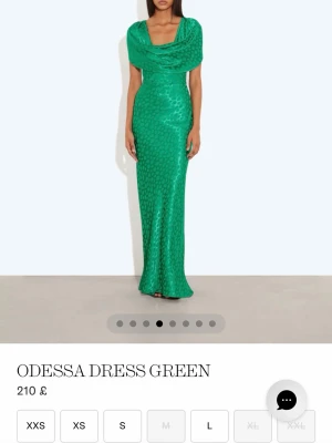 Grön klänning från rat&boa - Elegant grön långklänning Odessa från märket rat& boa. glansigt material med figurnära passform. Klänningen har draperad urringning och subtilt mönster i tyget. Perfekt för dig som vill sticka ut med en unik och stilren look. Nypris 2500kr 