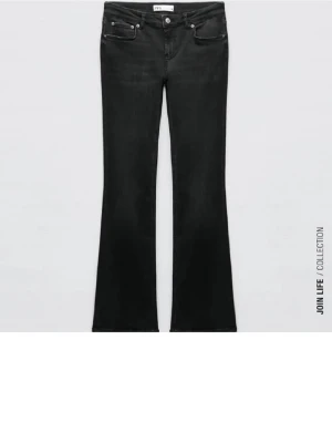 Svarta bootcut jeans från Zara - Snygga svarta bootcut jeans från Zara!! Favorit jeans i storlek 38❤️är 173 cm sjukt snygga slutsålda