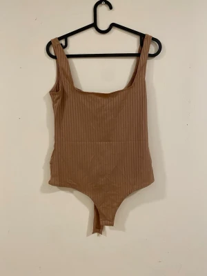 Rosa body - Den är en mörkare gammel rosa färg