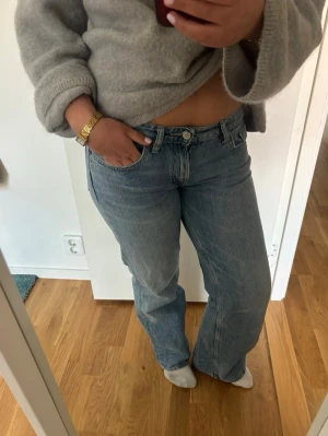 lowwaist jeans  - wide leg jeans från Zara, hon på bilden är 167cm