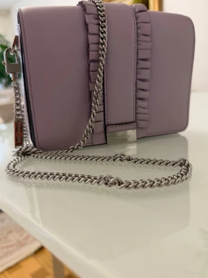 Ljuslila axelväska Michael kors -  Denna väska köpt i Italien en av dem italienska Kollektionerna