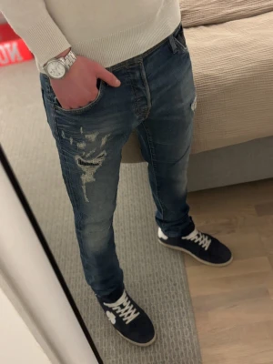 Limiterade slim jeans slitningar Jack & Jones - Tja! Säljer dessa riktigt snygga limiterade jeans ifrån Jack & Jones | W31 | Jag på bilden är 183! Hör av er vid minsta lilla fundering🙌