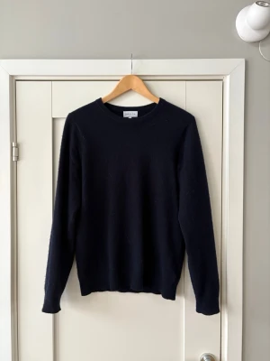 Marinblå kashmirtröja - Snygg marinblå kashmirtröja från Davida Cashmere, köptes ny i Milano för ca 2700kr. 100% kashmirull. Väldigt fint skick!