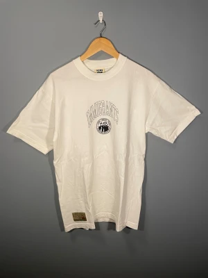 Kids of Immigrants t-shirt - Använd å tvättad väldigt lite max 5. Ovanlig å vid frågor e de bara å skriva. Pit till pit 50 cm total längd 74 cm obs kan vara några cm fel.