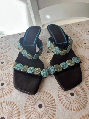 sandaler med pärldekor s38 - Tappat några pärlor på ett ställe, annars fint skick. Strl 38. Klack 3 cm