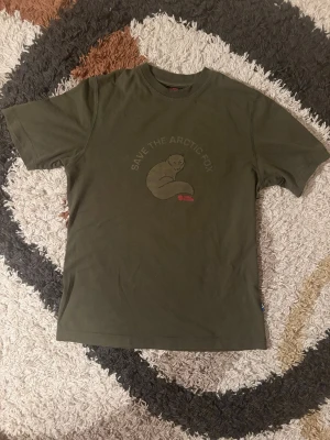 Fjällräven T-Shirt - Säljer denna vintage T-shirt från Fjällräven i storlek S. Sjukt skön nu inför kommande väder!!   Kondition: 7,5/10😅  Fraktar samma dag eller dagen efter✅