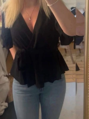 Svart Blus - ✨Helt ny jättefin svart blus, oanvänd. 🚚 Skickas direkt