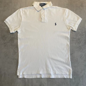 Vit Polo Ralph Lauren piké  - Jag Säljer en fet pike från Polo Ralph Lauren| skicket på tröjan är bra 8/10 | storlek S | ny pris 2000: mitt pris är 349 | skriv vid frågor och funderingar       
