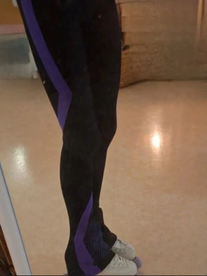 Konståknings byxor lila+svart - Säljer dessa fina konståkningsbyxor i strl 146cm från Icedress. Fodrade och varma, perfekt för träning i ishallen. De är köpta från k skate i ett set med en tröja för ca 1299-1500kr. Tröjan matchar byxorna och går att köpa också, gå in på min profil för att se den om den ej är köpt. De är använda men är i fint skick ändå förutom några stygn som har gått upp på byxbenen. (Se bild 4,5) De påverkar däremot inte användningen. Kontakta mig vid funderingar💕⛸️