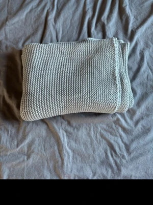 Grå filt  - Har små defekter på bild 3, men de syns inte om man viker den