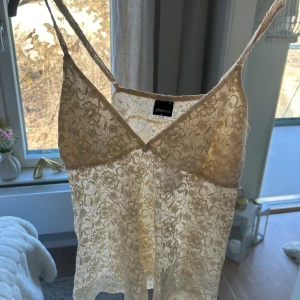 spetslinne från Gina Tricot - Säljer en krämfärgad / vit topp från Gina, Det är storlek M men den passar S bättre skulle ja säga då jag alltid brukar ha S eller xs, helt ny med prislappen kvar!