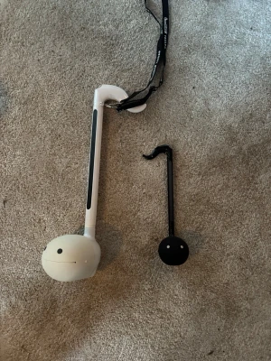 Otamatone Deluxe och Otamatone svart - Två elektroniska musikinstrument från Otamatone, en större vit modell (Deluxe) och en mindre svart. Båda har karakteristisk notformad design med ansikte och spelas genom att trycka på halsen. Deluxe-modellen har flera ljudinställningar och uttag för line out. Pris kan diskuteras då jag inte har så mycket koll på värdet 