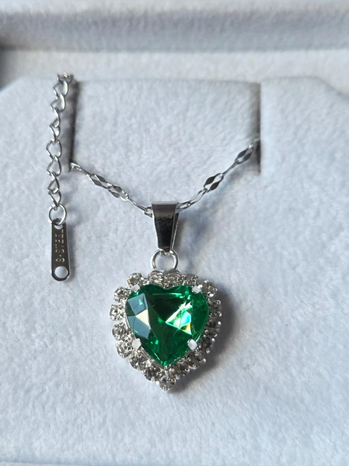 Halsband med grönt hjärthänge - 2