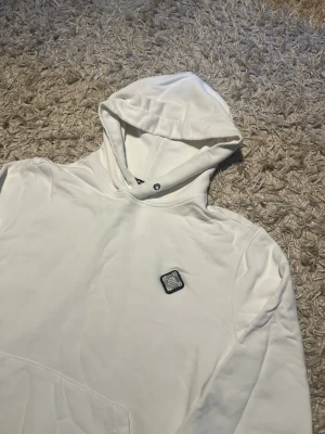 J Lindeberg hoodie vit sweater grisch oldmoney laidback S tröja - J Lindeberg hoodie i storlek small. Mycket bra skick förutom liten anmärkning vid luvan se bild. Postas antigen samma dag som köp eller dagen därpå💯🙌
