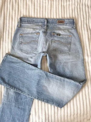 Ljusblå vintage lee jeans  - Vintage bootcut jeans från Lee, strl S/M // midja 38cm tvärsöver(+ stretch), innerbenslängd 82cm 