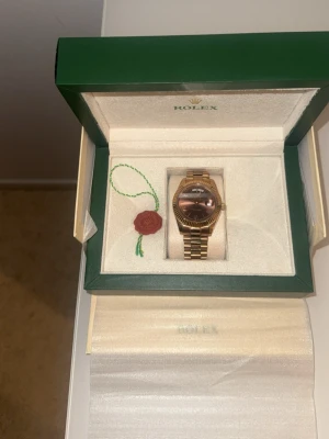 Fin klocka (Rol3x) - Riktigt fräsch och unik klocka som är perfekt inför värmen, riktigt bra skick, justerbar och inga konstigheter!!! Pris kan diskuteras!!!