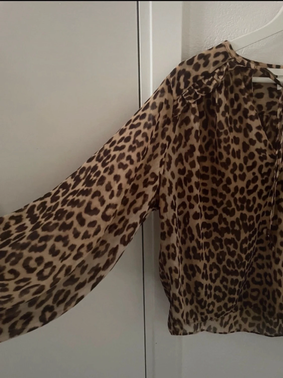 Leopardmönstrad blus med långa ärmar - 1