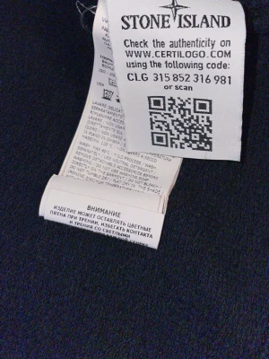 Mörkblå ziptröja från Stone Island - Mörkblå ziptröja från Stone Island med ikonisk patch på ärmen. Tröjan har två fickor framtill, ribbade muddar och dragkedja hela vägen. Tillverkad i mjuk bomull för en avslappnad och snygg look. PRIS KAN DISKUTERAS!!! 