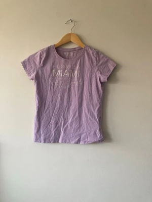 Lila T-shirt 💜 - Säljer en fin och skön T-shirt i storlek 146-152 i ljus lila 💜 