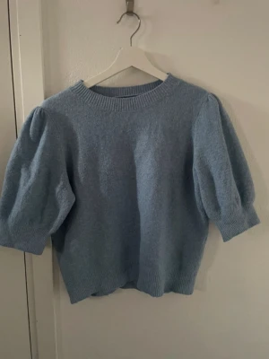 Ljusblå stickad tröja med puffärm - blå stickad t-shirt från veromoda med puffärmar! fint skick, lite nopprig skriv för bilder på pris kan diskuteras  storlek m, men passar även mindre och större