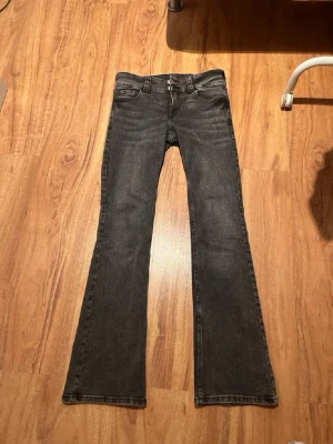 Grå bootcut jeans med låg midja - Säljer ett par grå bootcut jeans med låg midja och klassiska fem fickor. Jeansen är bekväm, går att ändra storlek på midjan. Pris kan diskuteras 💕