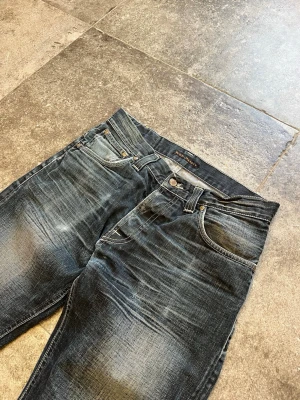 Vintage Straight Fit Nudie Jeans 2006 - Tjatja! Säljer nu mina tväääärfeta vintage nudies från 2006🫡 De i modellen even steven (straight/regular)😉 Strlk 32/32 och i riktigt bra skick bortsett från ett jätte litet hål i skrevet som man inte kan se under användning👏 tveka inte på att skriva ifall du har fler frågor🏹