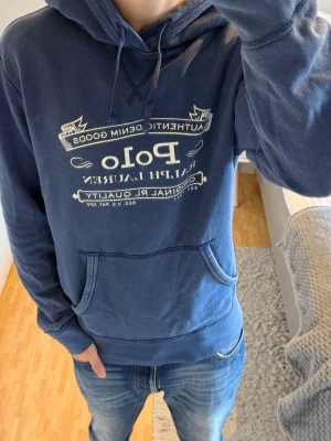 Polo Ralph Lauren Hoodie - Polo Ralph Lauren Hoodie | Storlek: M, passar dig mellan 180-190 cm | Skick: 8/10, använd men finns inga större defekter | Bara att skriva vid funderingar✍️