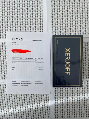 Xerjoff More Than Words EdP 100ml - Lyxig parfym från Xerjoff, More Than Words Eau de Parfum, i en elegant mörkblå och guld kartong. Flaskan innehåller 100 ml och doften är känd för sina exklusiva och djupa noter. Perfekt för dig som vill sticka ut med en unik signaturdoft.