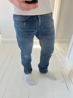 Ralph lauren jeans  - Ralph lauren Jeans, Inga större defekter, sitter hur bra som helst på modellen. Modellen i bilderna är 180 cm 75 kg pch bär Storlek , W32 L31 , Måtten i sista bilden är A: 43 B: 102, Kom med frågor! 