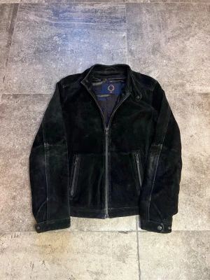 Human Scales Mocha Jacka - tjatja! nu säljer jag min riktigt feta human scales jacka som e perfekt nu till våren👏 de här e lätt dom fetaste jackorna man kan få tag på just nu🫡 Tveka inte på att skriva ifall du har fler frågor😉